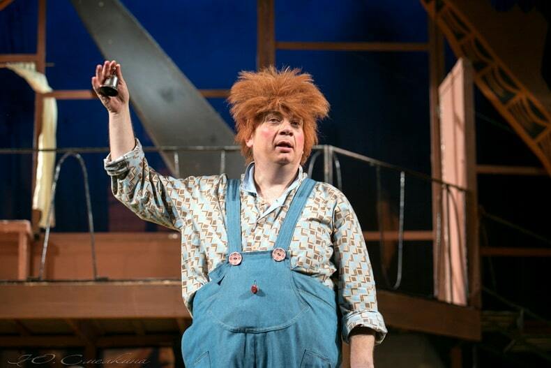 Малыш и Карлсон, который живет на крыше